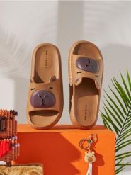 Piankowe klapki z motywem kapibary - beżowy. Brązowe klapki Sinsay, bez wzorów, bez obcasa, bez zapięcia. Za 29.99 zł.