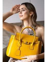 Victor & Hugo Paris Skórzana torebka "Janeu" w kolorze żółtym - 36 x 35 x 24 cm rozmiar: onesize. Żółte torebki klasyczne Victor & Hugo Paris, bez wzorów, z materiału, przez ramię, bez dodatków. Za 382.99 zł.