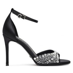 Sandały Guess. Czarne sandały Guess, z aplikacjami, bez obcasa, na szpilce, bez zapięcia. Za 879.99 zł.
