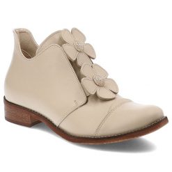 Beżowe Półbuty Armodo Modne Obuwie Damskie Z Kwiatami. Brązowe półbuty wsuwane Armodo, z aplikacjami, ze skóry, klasyczne, bez obcasa, na obcasie. Za 449.99 zł.