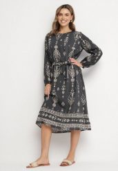 Ciemnoszara Sukienka we Wzory Boho Pudełkowa z Paskiem w Talii Lisanea. Szare sukienki Born2be, na co dzień, bez wzorów, z materiału, boho, bez kołnierzyka, bez ramiączek, midi, w kształcie A. W wyprzedaży za 84.99 zł.