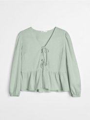 Koszulowa bluzka z muślinu z ozdobnym wiązaniem - zielony. Zielone bluzki Sinsay, l, bez wzorów, bez kołnierzyka, bez ramiączek. Za 39.99 zł.