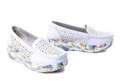 ARTIKER RELAKS 58C0761 white, półbuty damskie. Białe półbuty wsuwane Artiker Relaks, na lato, w ażurowe wzory, ze skóry, bez obcasa, na koturnie. Za 157.17 zł.