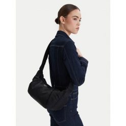 Torebka Guess Jeans. Czarne listonoszki Guess Jeans, z aplikacjami, z jeansu, bez dodatków. Za 259.99 zł.