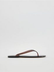 Klapki japonki - brązowy. Brązowe japonki Reserved, bez wzorów, bez obcasa, bez zapięcia. Za 59.99 zł.