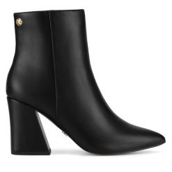 Botki Nine West. Czarne botki Nine West, bez wzorów, bez obcasa, na słupku, bez zapięcia. Za 279.99 zł.