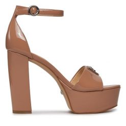 Sandały Guess. Brązowe sandały Guess, z aplikacjami, bez obcasa, na słupku, bez zapięcia. Za 449.99 zł.