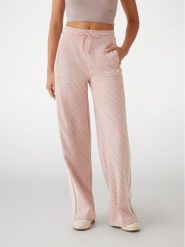 Guess Spodnie dresowe V5RB03 KCO90 Różowy Regular Fit. Czerwone spodnie dresowe Guess, z aplikacjami, z dresówki. Za 349.99 zł.