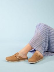 BACKSUN Skórzane klapki "Oslo" w kolorze karmelowym rozmiar: 39. Brązowe klapki Backsun, bez wzorów, klasyczne, bez obcasa, bez zapięcia. Za 130.99 zł.