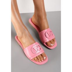 Różowe Klapki Haros. Czerwone klapki Renee, z aplikacjami, eleganckie, bez obcasa, na płaskiej podeszwie, bez zapięcia. W wyprzedaży za 77.99 zł.