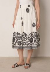Biało-Czarna Rozkloszowana Spódnica z Wiskozy w Kwiatowy Wzór Masterore. Białe spódnice Born2be, do pracy, uniwersalny, bez wzorów, z jeansu, biznesowe, midi, dopasowane. Za 59.99 zł.