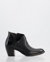 BOTKI DAMSKIE RAY08 TAF NERO. Botki Venezia, bez wzorów, ze skóry, bez obcasa, bez zapięcia. Za 499.00 zł.