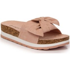 Klapki damskie z kokardą platformy różowe Vinceza. Czerwone klapki VINCEZA, bez wzorów, z zamszu, casualowe, bez obcasa, na platformie, bez zapięcia. Za 153.98 zł.