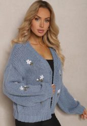 Niebieski Kardigan w Kwiatowe Aplikacje z Zapięciem na Elegancką Agrafkę Patista. Niebieskie swetry Renee, z aplikacjami, z bawełny, biznesowe, bez ramiączek. W wyprzedaży za 159.99 zł.