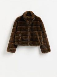 Kurtka z imitacji futra - ciemnobrązowy. Brązowe kurtki Reserved, l, bez wzorów, bez kaptura. Za 359.99 zł.