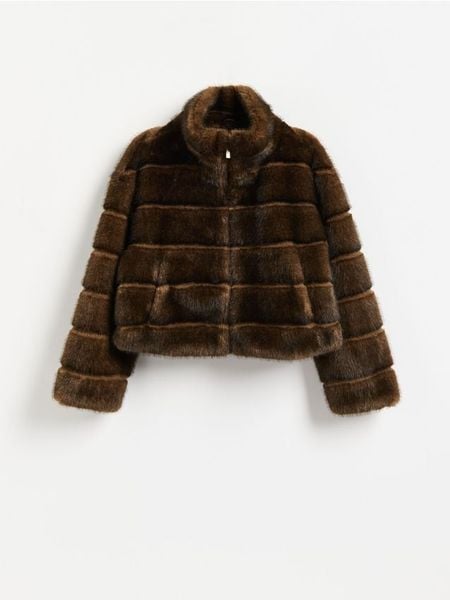 Kurtka z imitacji futra - ciemnobrązowy. Brązowe kurtki Reserved, l, bez wzorów, bez kaptura. Za 359.99 zł.