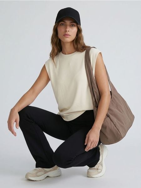 Legginsy flare z dzianiny technicznej - czarny. Czarne legginsy Sinsay, bez wzorów, z dzianiny. Za 39.99 zł.