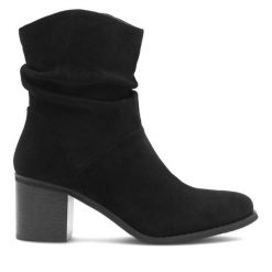 Botki JENNY. Czarne botki Jenny, bez wzorów, bez obcasa, na słupku, bez zapięcia. Za 89.99 zł.