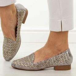 Srebrne ażurowe półbuty damskie M.Daszyński Sa222-14. Szare półbuty wsuwane M.Daszyński, na lato, w ażurowe wzory, ze skóry, casualowe, z okrągłym noskiem, bez obcasa, na płaskiej podeszwie. W wyprzedaży za 161.10 zł.