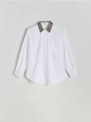 Koszula z ozdobnym kołnierzem - biały. Białe koszule Reserved, l, bez wzorów, z bawełny, bez kołnierzyka, bez ramiączek. W wyprzedaży za 59.99 zł.