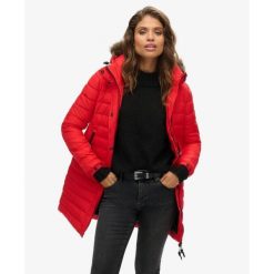 Damska kurtka puchowa z kapturem o średniej długości z futerkiem Superdry. Czerwone kurtki Superdry, bez wzorów, z puchu, z kapturem. W wyprzedaży za 494.00 zł.