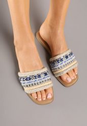 Niebiesko-Beżowe Klapki z Nitami Plecione w Stylu Boho Lanvisa. Niebieskie klapki Renee, bez wzorów, z materiału, boho, bez obcasa, na płaskiej podeszwie, bez zapięcia. Za 39.99 zł.