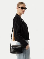 Calvin Klein Torebka Foil Logo Glossy LV04F3539G Czarny. Czarne listonoszki Calvin Klein, bez wzorów, ze skóry, bez dodatków. Za 409.99 zł.