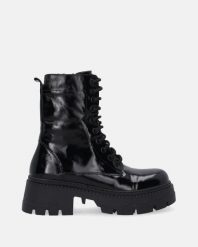CZARNE WORKERY Z LAKIEROWANEJ SKÓRY G3930949 72 BLAC. Czarne botki Venezia, bez wzorów, ze skóry, bez obcasa, bez zapięcia. Za 399.00 zł.