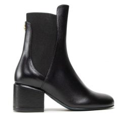 Botki Patrizia Pepe. Czarne botki Patrizia Pepe, bez wzorów, bez obcasa, na słupku, bez zapięcia. Za 829.99 zł.