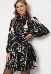 Czarna Rozkloszowana Sukienka w Abstrakcyjny Wzór z Falbanami i Stójką Altinnia. Czarne sukienki Born2be, l, bez wzorów, eleganckie, bez kołnierzyka, bez ramiączek, mini, rozkloszowane. W wyprzedaży za 118.99 zł.