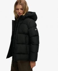 Superdry Kurtka puchowa średniej długości z kapturem, ocieplana, czarna. Czarne kurtki Superdry, bez wzorów, z materiału, z kapturem. Za 701.15 zł.