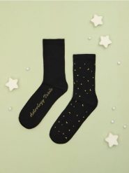 Skarpetki - czarny. Czarne skarpetki Sinsay, bez wzorów. Za 8.99 zł.