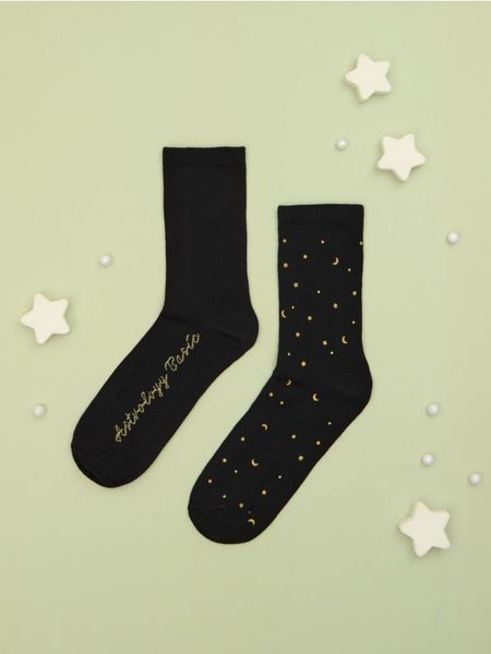 Skarpetki - czarny. Czarne skarpetki Sinsay, bez wzorów. Za 8.99 zł.