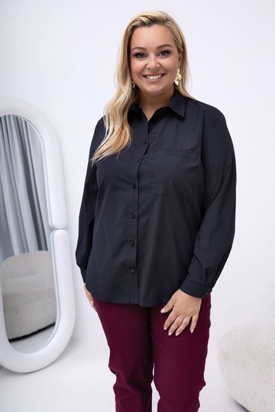 Klasyczna czarna elegancka koszula Violet PLUS SIZE XXL. Czarne koszule Nasi partnerzy, plus size, bez wzorów, z bawełny, biznesowe, bez kołnierzyka, plus size, bez ramiączek. Za 199.90 zł.