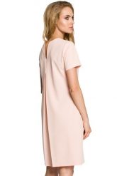 Sukienka trapezowa z kontrafałdą i dekoltem z tyłu na lato pudrowy róż. Czerwone sukienki Sukienki.shop, do pracy, l, bez wzorów, z elastanu, biznesowe, bez kołnierzyka, bez ramiączek, dopasowane. Za 149.00 zł.