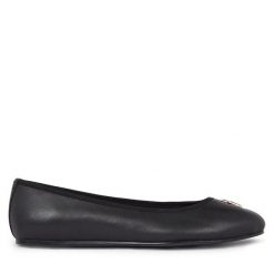 Baleriny Tommy Hilfiger. Czarne baleriny Tommy Hilfiger, bez wzorów, bez obcasa, bez zapięcia. Za 569.99 zł.