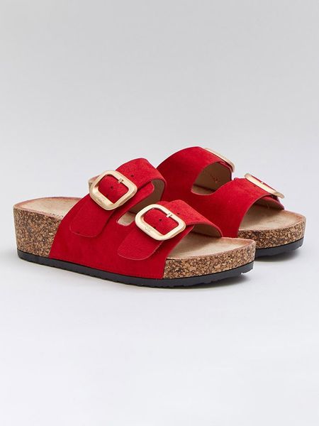 Bellucci Klapki w kolorze czerwonym na koturnie rozmiar: 36. Czerwone klapki Bellucci, bez wzorów, klasyczne, z otwartym noskiem, bez obcasa, na koturnie, bez zapięcia. Za 100.99 zł.