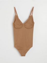 Bezszwowe body na ramiączkach - brązowy. Brązowe body i gorsety Sinsay, bez wzorów, bez ramiączek. Za 39.99 zł.