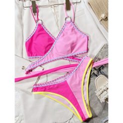 Strój kąpielowy krzyżowany na plażę i basen Selveta. Czerwone stroje jednoczęściowe Intica, bez wzorów, z materiału. Za 149.00 zł.