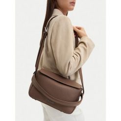 Torebka GINO ROSSI. Brązowe torebki klasyczne Gino Rossi, bez wzorów, klasyczne, bez dodatków. Za 249.99 zł.