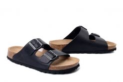 DR. BRINKMANN 600176-01 schwarz, klapki damskie. Czarne klapki Dr. Brinkmann, bez wzorów, ze skóry, bez obcasa, bez zapięcia. Za 229.42 zł.