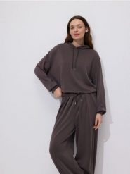 Krótka bluza z wiskozą - brązowy. Brązowe bluzy Reserved, l, bez wzorów, z dzianiny, bez ramiączek, bez kaptura. Za 89.99 zł.