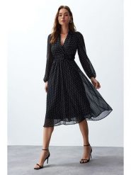 Trendyol Sukienka w kolorze czarnym rozmiar: 36. Czarne sukienki Trendyol, bez wzorów, bez kołnierzyka, bez ramiączek, midi. Za 96.37 zł.