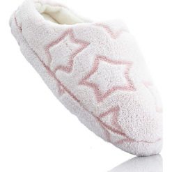 Kapcie "Gwiazdy" bonprix jasnoszaro-jasnoróżowy wzorzysty. Kapcie marki bonprix. Za 44.99 zł.