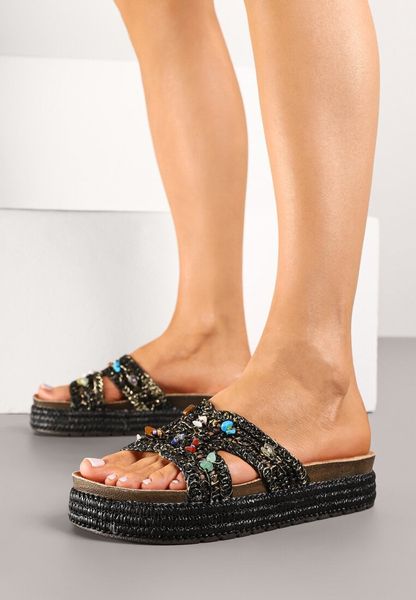 Czarne Klapki na Grubej Podeszwie z Plecionką i Koralikami Lirefirae. Czarne klapki Born2be, bez wzorów, eleganckie, bez obcasa, na płaskiej podeszwie, bez zapięcia. Za 79.99 zł.