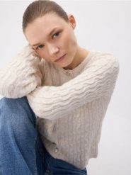 Kardigan z ozdobnymi guzikami - kremowy. Białe swetry Reserved, l, bez wzorów, z dzianiny, bez ramiączek. W wyprzedaży za 79.99 zł.