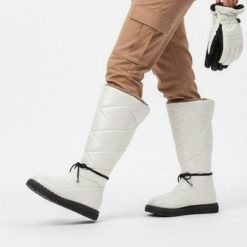 Kozaki damskie Artiker, cholewka z pikowanego materiału z ociepleniem i wiązaniem wokół kostki gruba podeszwa z wyraźnym profilem, białe, 51C0380. Białe kozaki Artiker, na zimę, bez wzorów, z futra, bez obcasa, na obcasie, bez zapięcia. Za 265.00 zł.