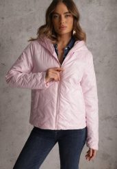 Różowa Pikowana Kurtka z Nieodpinanym Kapturem z Ozdobną Naszywką Chloreris. Czerwone kurtki Renee, na wiosnę, l, z aplikacjami, z jeansu. Za 129.99 zł.