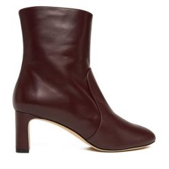 Botki Stuart Weitzman. Czerwone botki Stuart Weitzman, bez wzorów, bez obcasa, na słupku, bez zapięcia. Za 2,769.00 zł.