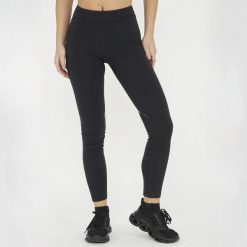 Legginsy fitness damskie neso czarne. Czarne legginsy LEGEA, bez wzorów, z elastanu, sportowe. W wyprzedaży za 104.00 zł.